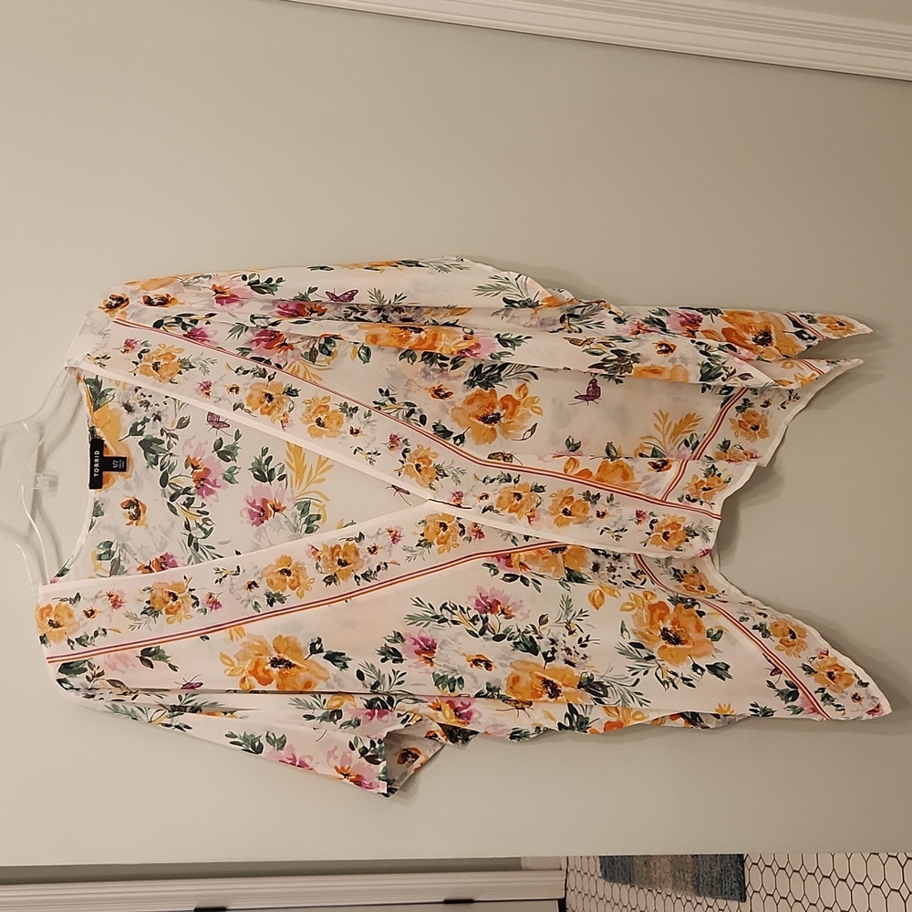 Torrid Short Floral Kimono size 1/2